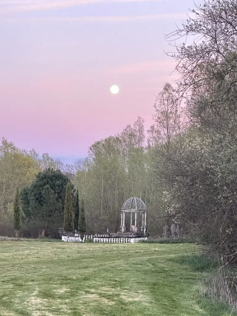 Forgez en France un ciel romantique au-dessus du Temple de l'Amour