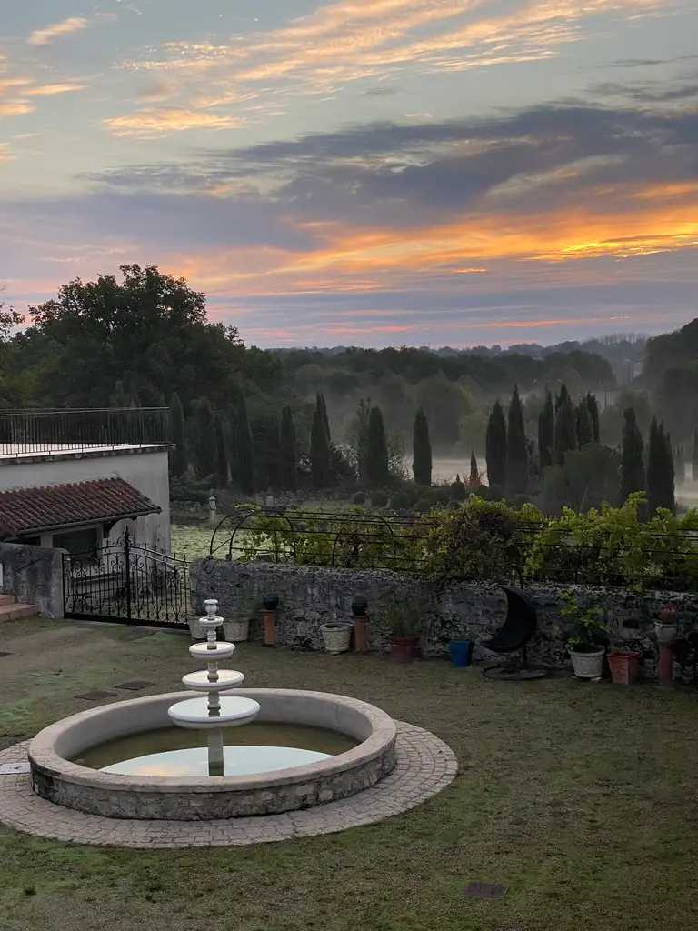 Forge en France fontaine dans la cour