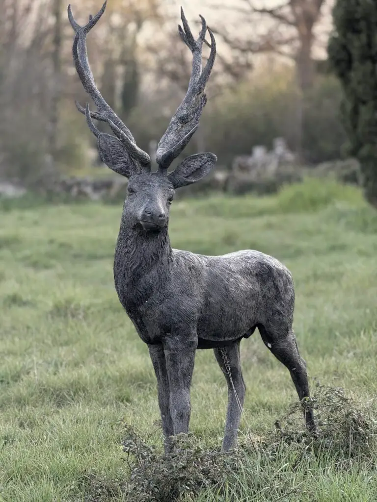 Sculpture de cerf en bronze dans les jardins de Forge en France