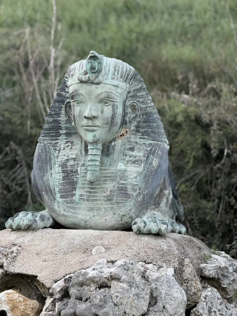 Sphinx sur une haute colonne de pierre à Forge en France